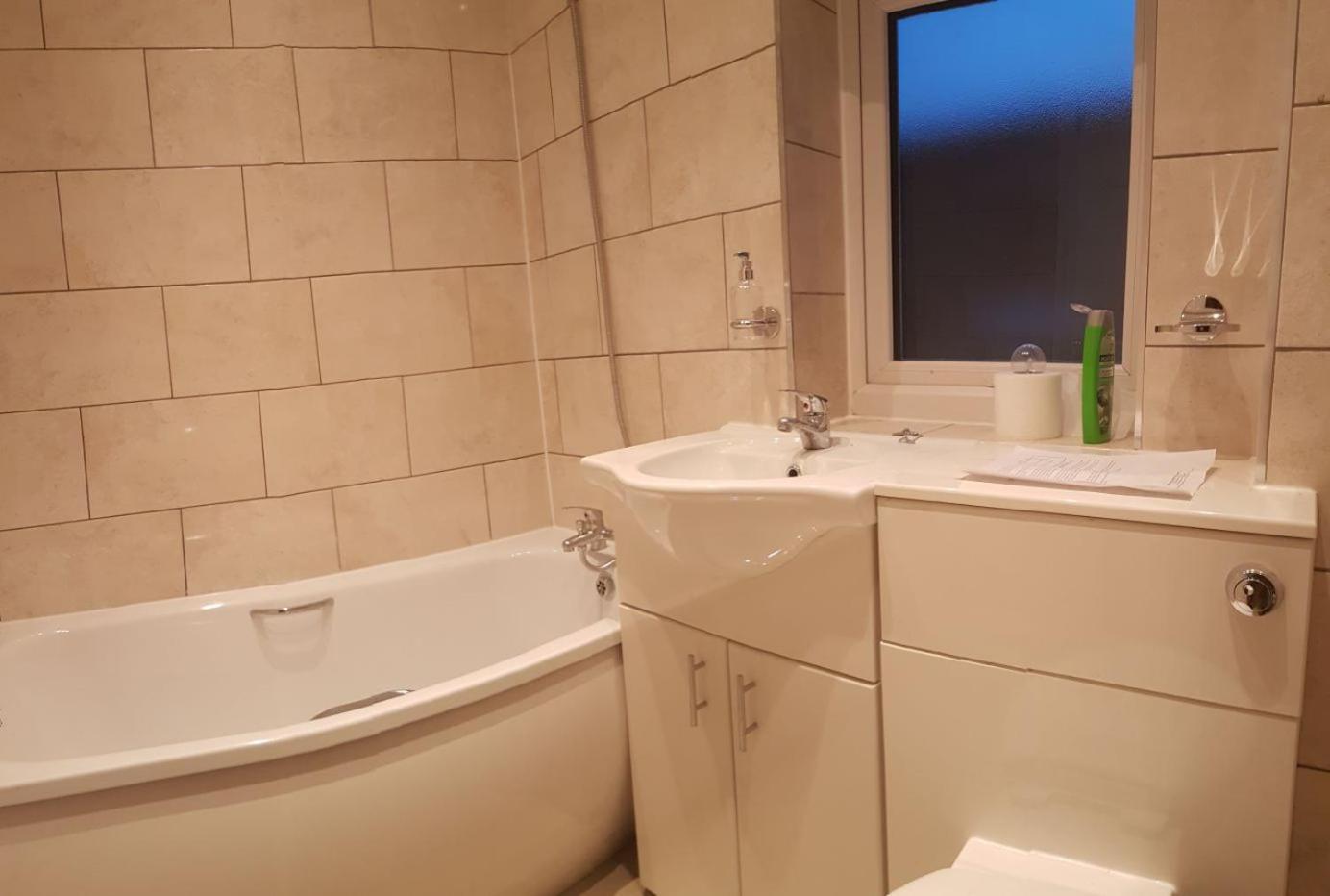 Hostal Private Near Hither Station